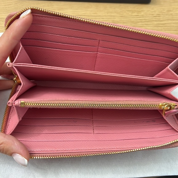 Prada Authentic pink wallet - Picture 4 of 8